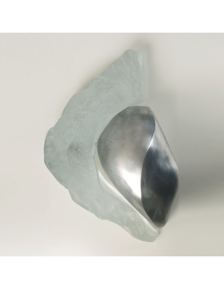 Elegant cremation urn Atemporal | Etternal: a polished metal inner cup encircled by a frosted, irregular glass-like shell.