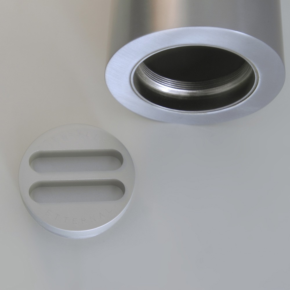 Urna-funeraria-de-hierro-THERE-IS-A-LIGHT