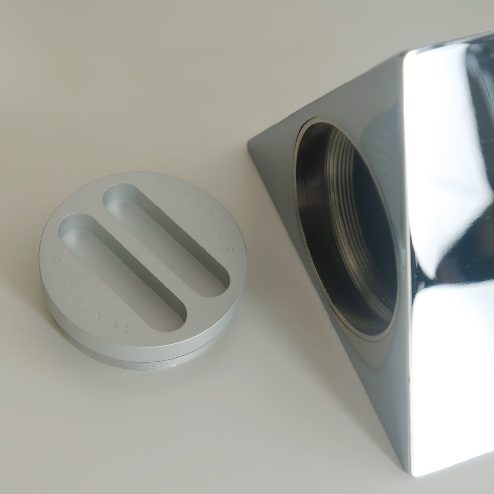 Urna-funeraria-de-hierro-THERE-IS-A-LIGHT