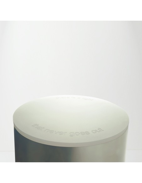 Urna-funeraria-de-hierro-THERE-IS-A-LIGHT