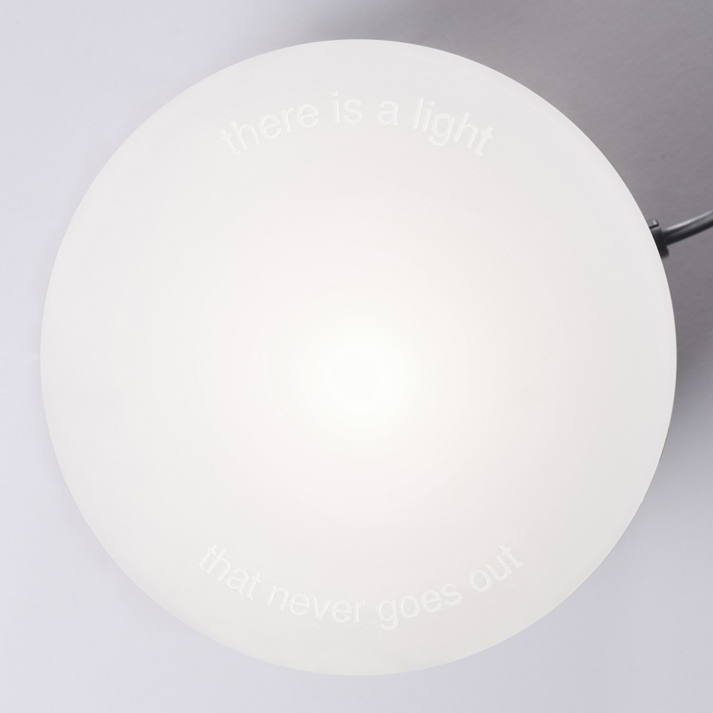 Urna-funeraria-de-hierro-THERE-IS-A-LIGHT